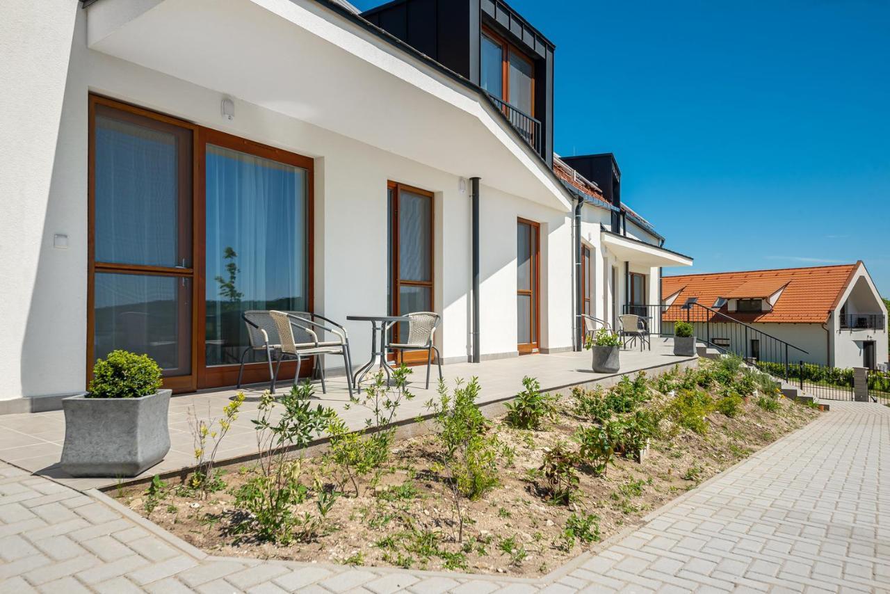 Herics Apartman Тихань Экстерьер фото